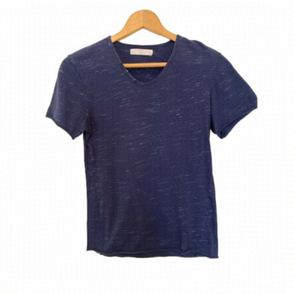 𝅺CELIO Atelier short sleeve navy tee.